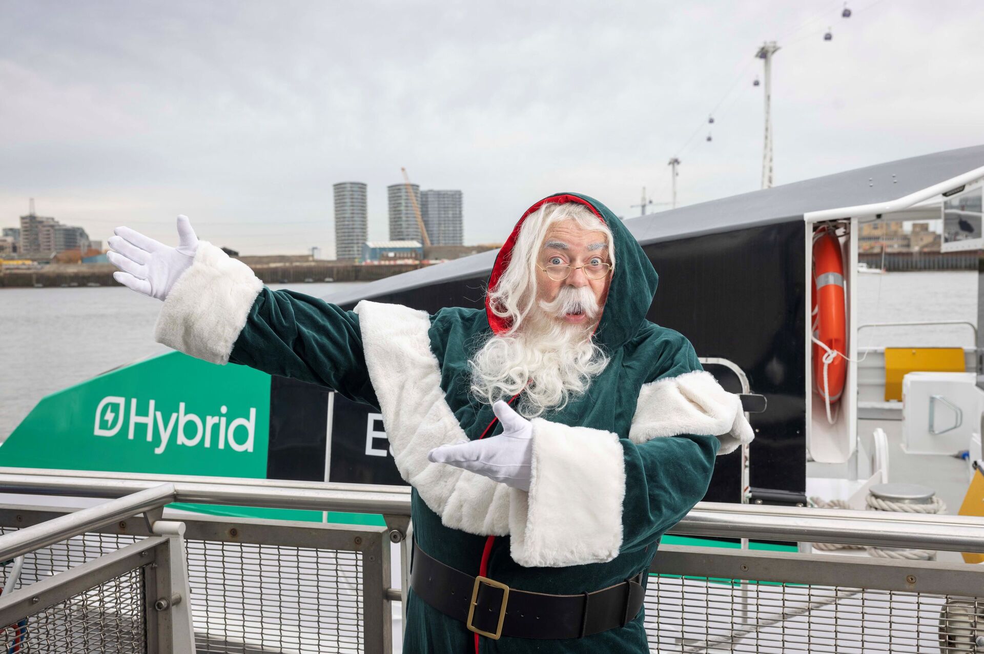 Uberboatsantashootedit 01